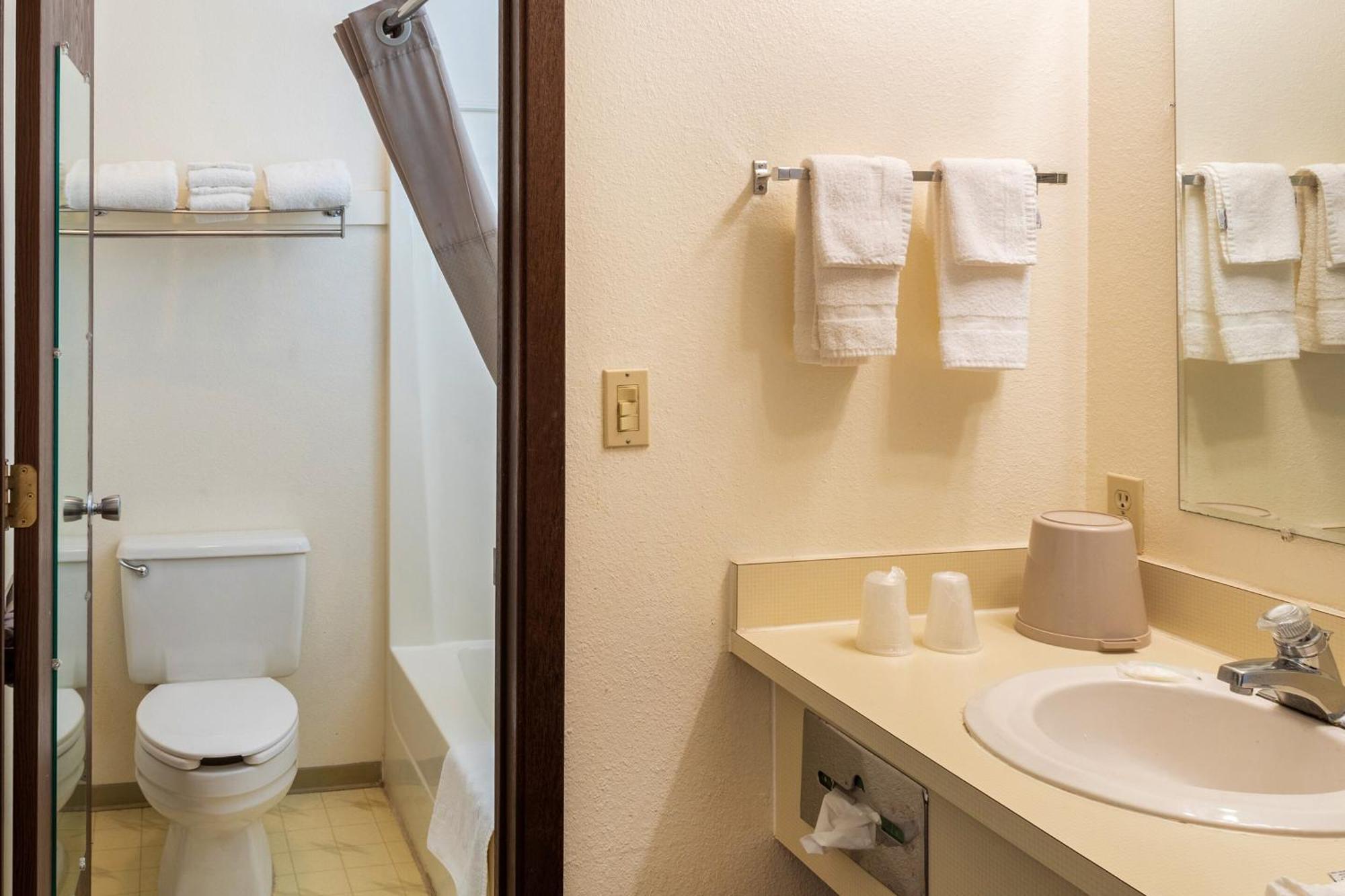Oyo Hotel Shelby Mt Hwy 2 & I-15 Экстерьер фото