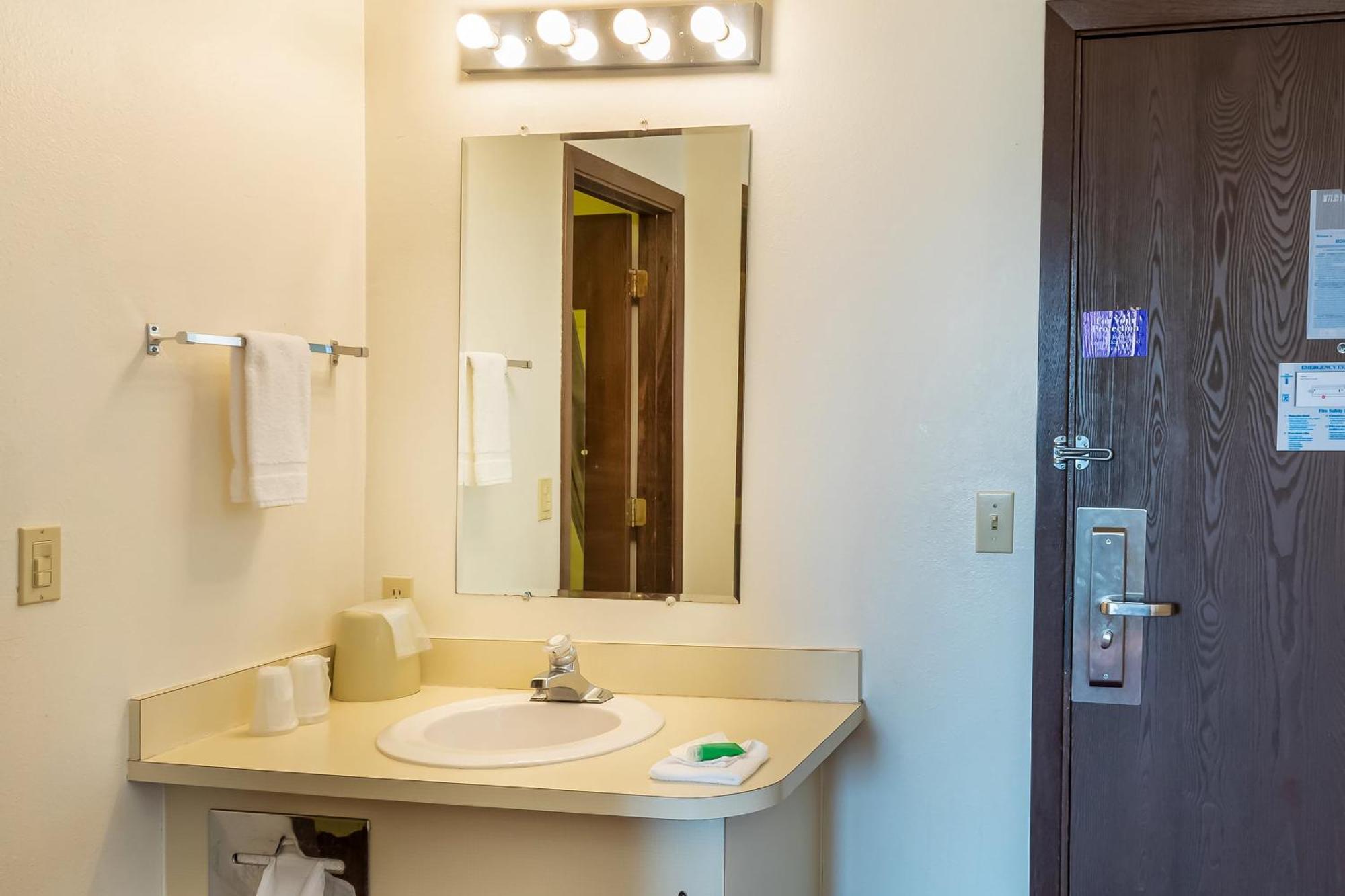 Oyo Hotel Shelby Mt Hwy 2 & I-15 Экстерьер фото